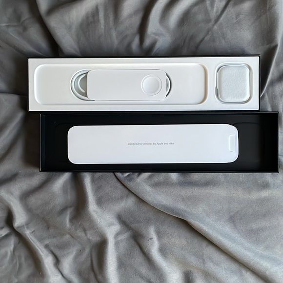 Apple Watch 6 Nike GPS + Cell - Picture 5 of 9